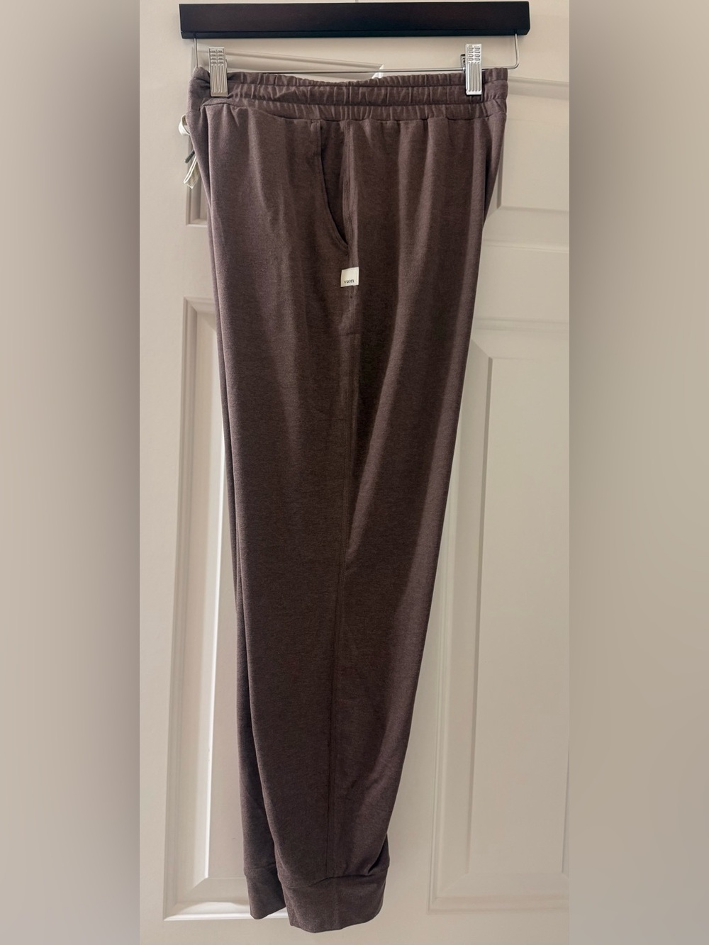 Vuori Performance Jogger | Fossil - Picture 2 of 2